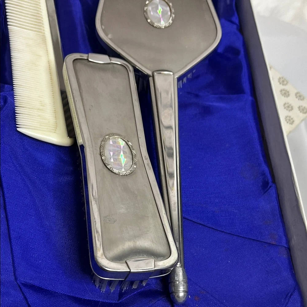 Elegant Silver Vanity Set with Comb - Picture 3 of 10